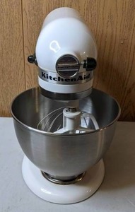 lot 4 image: Kitchen Aid, Classic Stand Mixer