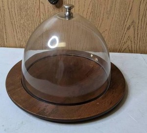 lot 406 image: Elegant Glass Serving Dome
