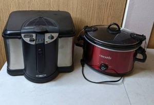 lot 412 image: Kitchen Appliances Deep Fryer and Crockpot