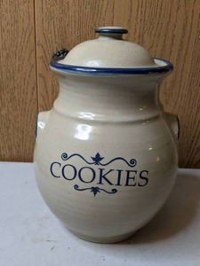 lot 418 image: Vintage Red Wing Cookie Jar