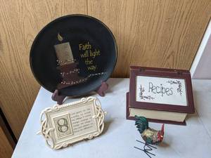 lot 419 image: Decorative Lot - Faith Plate, Wooden Recipe Box, Serenity Plaque, Rooster Figurine