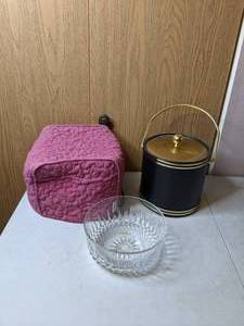 lot 423 image: Well Kept 4-Slice Toaster with Cover, Ice Bucket, Glass Serving Bowl
