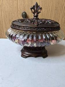 lot 424 image: Stunning Glass French Quarter Potpourri Jar