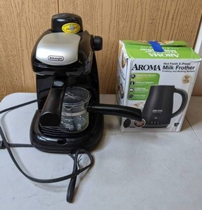 lot 402 image: Aroma Hot Froth X-Press Milk Frother