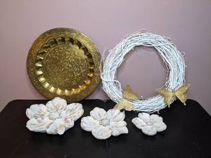 lot 479 image: Collection fo 5 HomeWall Decor Items Gold Wall Hanging, Wreath & Flower Accents