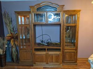 lot 28 image: Large 3- Piece China Cabinet (Central Piece & Two Side Cabinets)