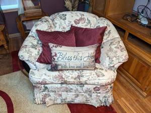 lot 48 image: Upholstered Floral Side Chair with 3 Matching Throw Pillows