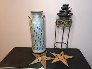 lot 40 image: Lot of 5 Metal Home Decor Pieces