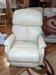 lot 30 image: La-Z-Boy Cream Colored Recliner