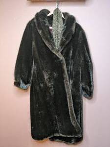 lot 231 image: Warm and Long Hillmoor New York Vintage Fur Coat