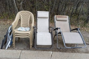 lot 226 image: Set of 7 Pieces of Outdoor Seating Lawn Chairs, Anti Gravity Chairs, and Patio Chairs