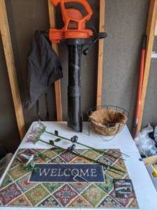 lot 205 image: Lot of Miscellaneous Outdoor Garden Items