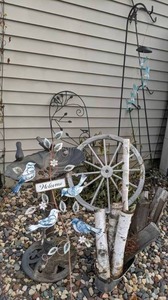 lot 532 image: Rustic Garden Decor