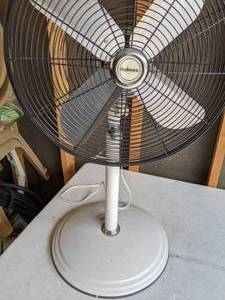 lot 583 image: Tall White Adjustable Fan