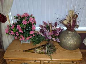 lot 474 image: Lot of 5 Artificial Floral Arrangements in PotsPlanters