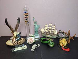 lot 476 image: Array of Decorative Figurines Patriotic, Romantic, Whimsical