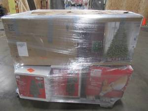lot 343 image: WHOLESALE MIXED PALLET OF MISCELLANEOUS CHRISTMAS TREES AND HOLIDAY DEER