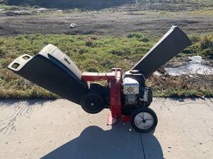lot 53 image: 5.5 HP Yard Machine Three in One Chipper Works Great