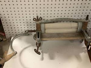 lot 66 image: Antique Clamp Wringer Washer Relief No. 370E