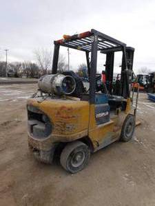lot 3 image: 2004 Cat GP25K Forklift