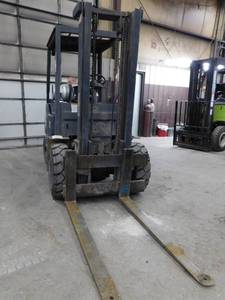 lot 5 image: 1992 Clark GPX30 Forklift