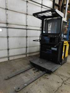 lot 11 image: 2002 Komatsu MPF15-2A Order Picker