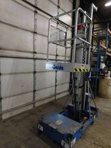 lot 14 image: 2003 Genie IWP24 Personal Lift