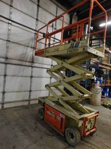 lot 16 image: 2004 JLG 1532E Scissor Lift