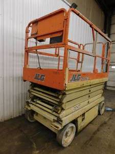 lot 17 image: 1999 JLG 2646E2 Scissor Lift