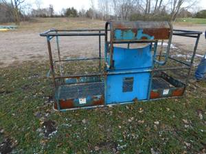 lot 21 image: Genie Work Basket - 33 x 94 x 44 (h)