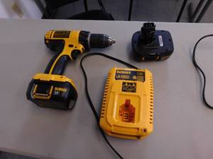 lot 32 image: Dewalt 12 Cordless Drill