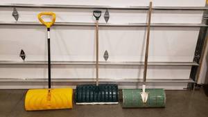 lot 36 image: 3 - Snow Shovels