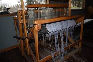 lot 4 image: Antique Union Wooden Weaving Loom