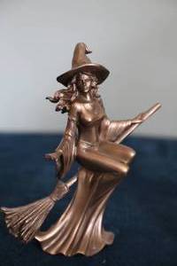 lot 84 image: Cast Bronze Witch Statue Figurines  (Crafts Sculptures)