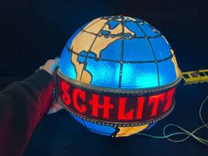 lot 25 image: Schlitz Beer light up globe with rotating interior