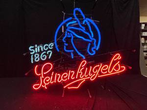 lot 40 image: Leinies, Leinenkugels maidenhead neon