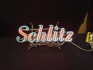lot 64 image: Schlitz On Tap The Switcher animated neon
