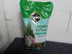 8 lb bag  Miracle Gro shake in feed...