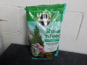 8 lb bag Miracle Gro shake in feed...