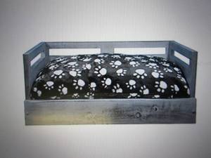 iconic pet bed with removable cushi...
