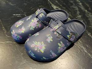 lot 116 image: Skyline Size 9 Clogs...