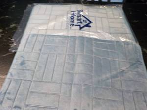 lot 120 image: Set of 2 - 24 x 16 Blue Bath Rugs...