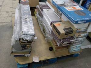 lot 174 image: Pallet of misc. Flooring...