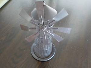 lot 118 image: Windmill Metal Bird Feeder...