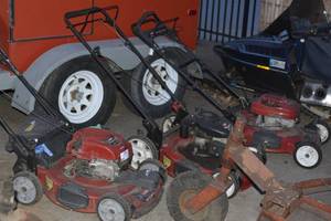 lot 13 image: lot of 3 Toro Recycler lawn mowers