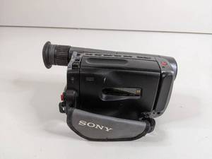 lot 28 image: Sony Handycam Vision 25x Digital Zoom Steady Shot CCD-TRV22 NTSC Video 8