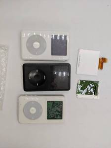lot 30 image: Assorted Ipod Parts