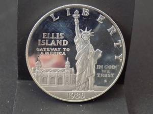 1986s Silver Dollar uncirculated