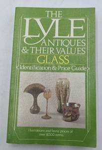 lot 16 image: 12 Rare Vintage Collectible Glass Price and Identification Guides