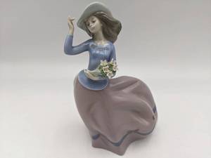 lot TF-11 image: Gorgeous Vintage 1989 Llardo Blustery Day Porcelain Figurine